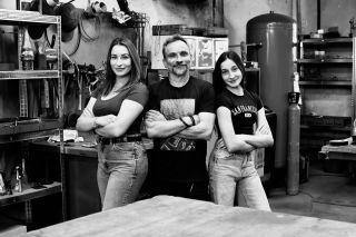 Tohle jsme my - Tereza, Petr a Sára. Rodina, která dává kovu výraz. Žádné řetězce, žádná sériovka. Jen poctivé řemeslo a...