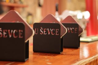 Děláme věci tak, aby každý podnik měl svůj styl. Cedule, dekorace i malé detaily, které udělají tu pravou atmosféru. ✨...